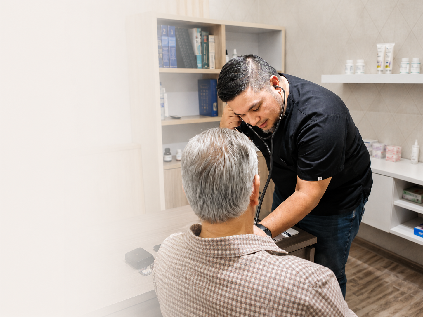 Dr. Jorge Patricio Lucero en consulta